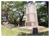 横川省三の銅像（台座）